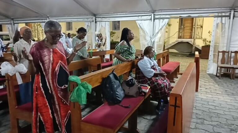 Assemblée de prière charismatique du renouveau charismatique de la Cathédrale Notre Dame de l’Asomption.