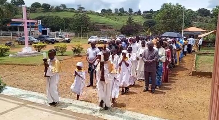 Vicariat Apostolique de Makoukou/consécration de la paroisse Saint Francois d’Assise de Boué