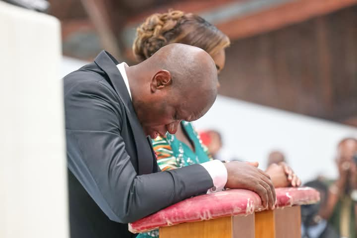 Le Président de la république chef de l’état, le Général de Brigade Brice Clotaire Oligui Nguema a rendu grâce à Dieu à l’occasion de son anniversaire de naissance