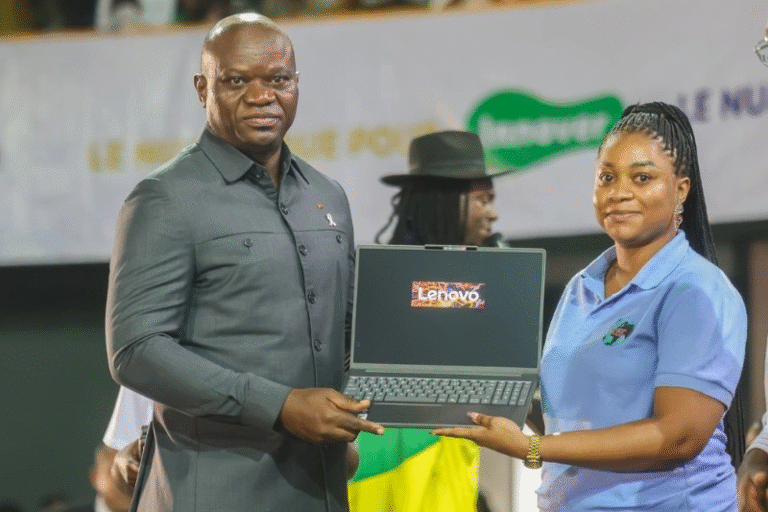 Un étudiant, un ordinateur, une promesse tenue et réalisée par Oligui Nguema