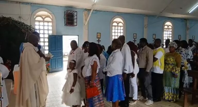 Célébration de la messe de la nativité du seigneur avec baptême des enfants à Notre Dame de l’Ogooué