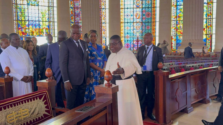 Le Chef de l’Etat gabonais en visite à la basilique Notre-Dame de la Paix de Yamoussoukro